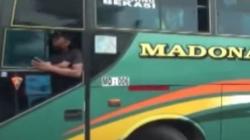 Video Kenek Bus di Bekasi Memelas Mohon Diizinkan Mudik kepada Petugas