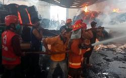 Pabrik Kayu Lapis di Demak Terbakar, 4 Orang Termasuk Petugas Damkar Luka-Luka