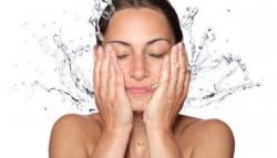 Benarkah Cuci Muka dengan Air Dingin Bisa Bikin Awet Muda? Yuk Simak Penjelasan Dokter