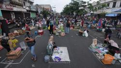 Pedagang Pasar Pagi Salatiga Menerapkan Physical Distancing