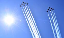 Jet-Jet Tempur Bermanuver Beri Penghormatan kepada Tenaga Medis Tangani Pasien Corona