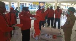 Peduli Covid-19, PDIP Bagikan Ratusan APD dan Masker ke RSUD Mimika