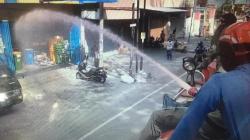 Pinjam Mobil Pemadam, Satpol PP Makassar Semprot Toko Non-Pangan yang Beroperasi di Masa PSBB<