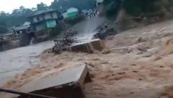 Banjir Bandang Terjang Lebak Banten,  Warga Terisolasi akibat Jembatan Putus