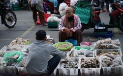 Mengintip Pasar Jaga Jarak di Demak yang Buka Dini Hari