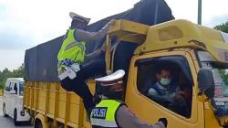 Kelabui Petugas, Pemudik Nekat Numpang Truk Barang Dihentikan di Cirebon