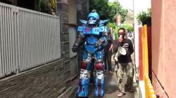 Warga Bandung Kerahkan Robot Transformers untuk Bubarkan Kerumunan
