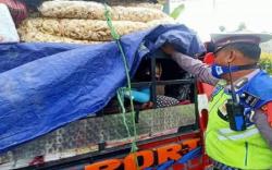 Kacau! Ini Penampakan Pemudik asal Semarang Nekat Sembunyi di Tumpukan Kerupuk