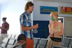 Tak Punya Uang, Pasutri Rusia Bawa Bayi Ngamen di Pasar Tradisional di Mataram