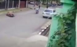 Detik-Detik Penjambret Nenek 65 Tahun Ditabrak Mobil di Jambi