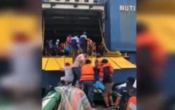 Video 20 Penumpang Gelap Sembunyi dalam Truk Diturunkan Paksa ABK di Tengah Laut