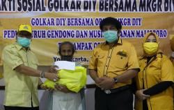 Peringati Hari Buruh Internasional, Ormas MKGR DIY Bagikan Sembako kepada Buruh Gendong <