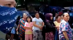 Anak dan Suami Jarang Pulang, Emak-Emak di Sibolga Ngamuk Gerebek Lokasi Judi Jackpot<