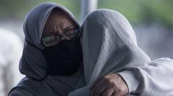 Jenazah Eks Basis Dewa 19 Erwin Prasetya Dimakamkan di TPU Keputih