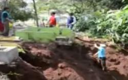 Video TPU Cikutra Bandung Longsor akibat Hujan Deras, Jenazah Berceceran dan Hanyut