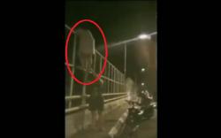 Video Viral Ibu Muda Kerasukan Hendak Bunuh Diri di Jembatan Banjar