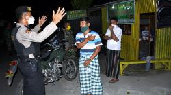 Patroli Gabungan Bubarkan Kerumunan Warga Jelang PSBB di Gowa