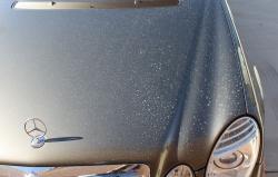 Tips Mencegah Timbulnya Kerak Putih pada Kaca Mobil akibat Tetesan Air Hujan