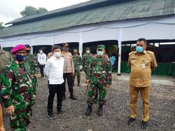Forkompimda Sulut Bagikan Makanan Siap Saji kepada Warga Terdampak Covid-19<
