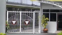 Petugas Kecamatan Rungkut Mendata Karyawan Pabrik Sampoerna dan Lakukan Penyemprotan