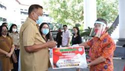 Lansia di Sulut Dapat Bansos Kemensos Rp4,93 Miliar, Per Orang Terima Rp2,7 Juta<