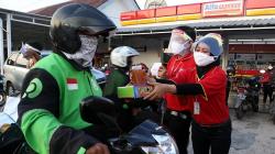 Alfamart Bagikan Takjil untuk Driver Ojek Online dan Sopir Angkot