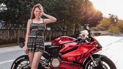 Mengenal Biker Seksi Vaune Phan, Doyan Tunggangi Motor Gede