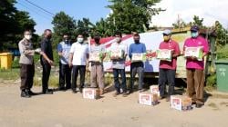 Perwira Polisi Polda Sulsel Bantu Warga Terdampak Covid-19 di Makassar