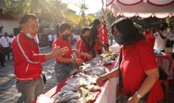 Bupati Gianyar Raup Rp150 Juta Hasil Jual Ikan Milik Petani Terdampak Covid-19