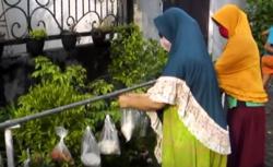 Video Ibu Rumah Tangga di Surabaya Beri Makanan Gratis Digantung Pagar Rumah