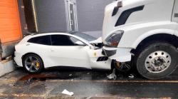 Sopir Truk Ini Marah Lindas Mobil Ferrari Bosnya hingga Ringsek