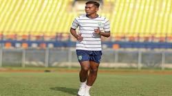 Liga 1 Terhenti, Pemain Muda Persela Isi Waktu Jadi Gembala Sapi dan Main PUBG