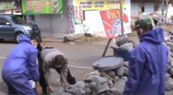 Video Warga Jember Tutup Jalur Alternatif Cegah Pemudik
