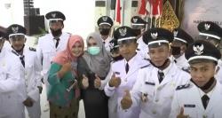 Usai Dilantik, Kades Terpilih Berebut Selfie Bareng Bupati Kendal Mirna Annisa