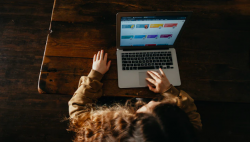 Cara Atasi Mata Cepat Lelah saat Menatap  Layar PC atau Smartphone 