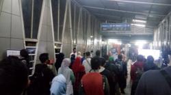 Sejumlah Penumpang KRL Tertahan di Pintu Masuk di Stasiun Bojonggede