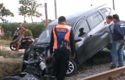 Mati Mesin saat Lintasi Rel, Minibus Ringsek Tertabrak KA di Grobogan, 2 Orang Luka