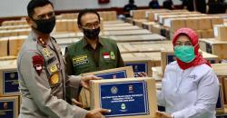 Kemenparekraf Donasi Sembako kepada Pekerja Pariwisata di Jawa Barat<