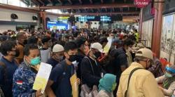 Calon Penumpang di Terminal II Bandara Soekarno-Hatta Antre Berdekatan Meski Pakai Masker
