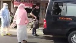 Khawatir Tulari Warga, 6 Orang Positif Covid-19 di Brebes Dievakuasi ke RS