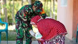 Babinsa Ini Sisihkan 3 Bulan Uang Tunjangan untuk Bantu Warga Miskin