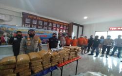 Gerebek Gudang Narkoba di Medan, Polisi Amankan 240 Kg Ganja Kering Siap Edar<