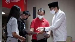 Sandiaga Uno Serahkan Beasiswa KAHMIPreneur kepada Mahasiswa Terdampak Covid-19