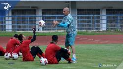 Luizinho Passos Punya Misi Orbitkan Kiper Muda Persib ke Level Lebih Tinggi