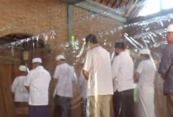 Video Masjid di Semarang Buat Pembatas Salat Tarawih Menggunakan Plastik