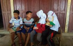 Jalan Kaki 2 Km Naik Bukit, Siswa SD di Gunungkidul Semangat Belajar Online