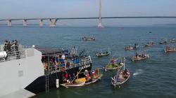 Lantamal V Kerahkan KRI Gulamah-869 Bagikan Sembako di Selat Madura