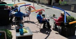 Terapkan Social Distancing, Kafe Ini Wajibkan Pengunjung Pakai Topi Lucu