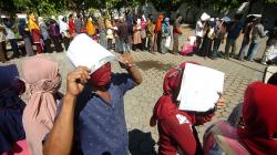 Tanpa Physical Distancing, Ratusan Warga Antre Bantuan Sosial Tunai Kemensos