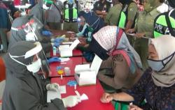 Ekspresi Takut Pengunjung Mal di Pekalongan saat Disuntik Rapid Test